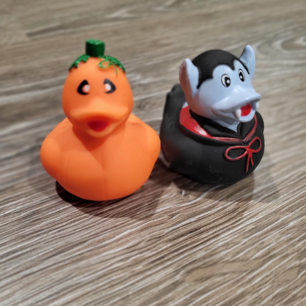 Two Halloween🎃 rubber duckies